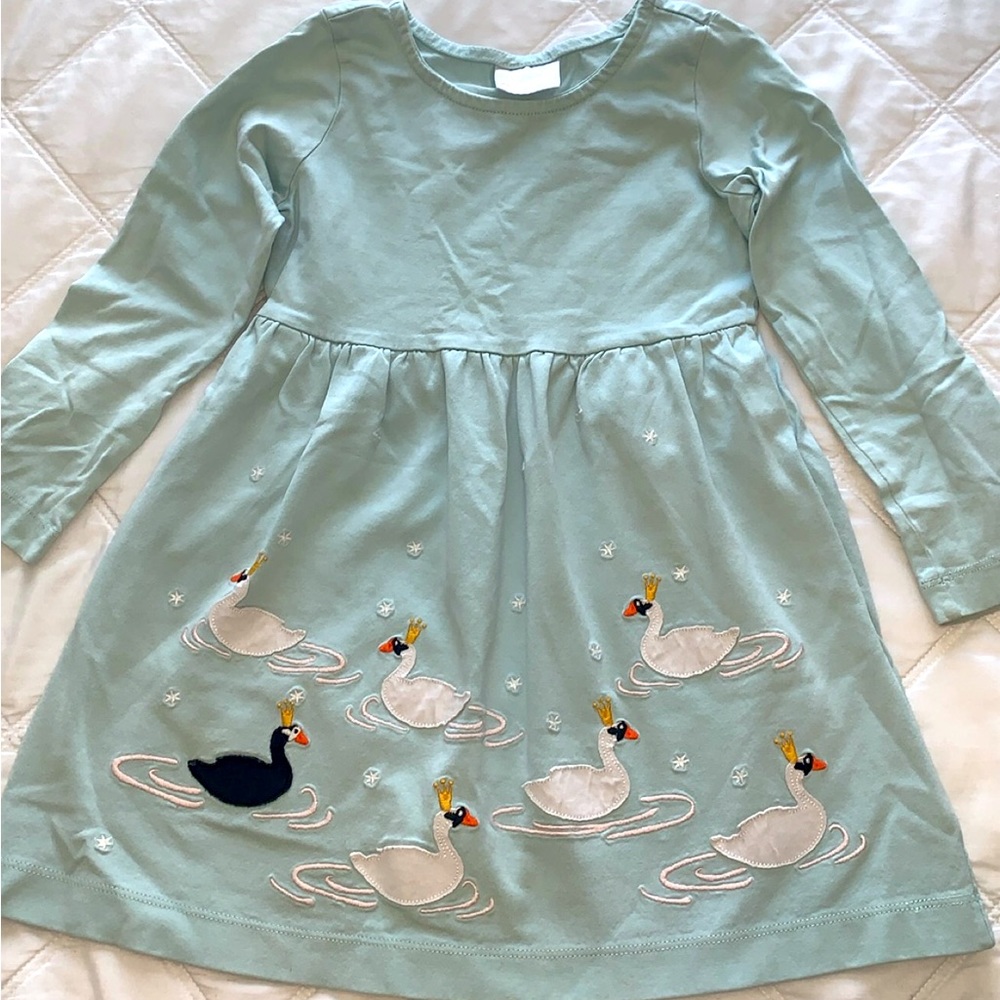 Hanna Andersson Swan dress size 5. Smoke free, pet free, fragrance free home.